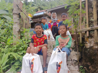 Rumah Zakat Salurkan 50 Paket Kado Lebaran untuk Anak Yatim dan Dhuafa di Cilegon